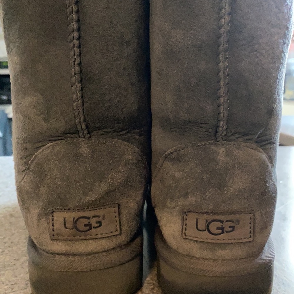 UGGS - Picture 3 of 4